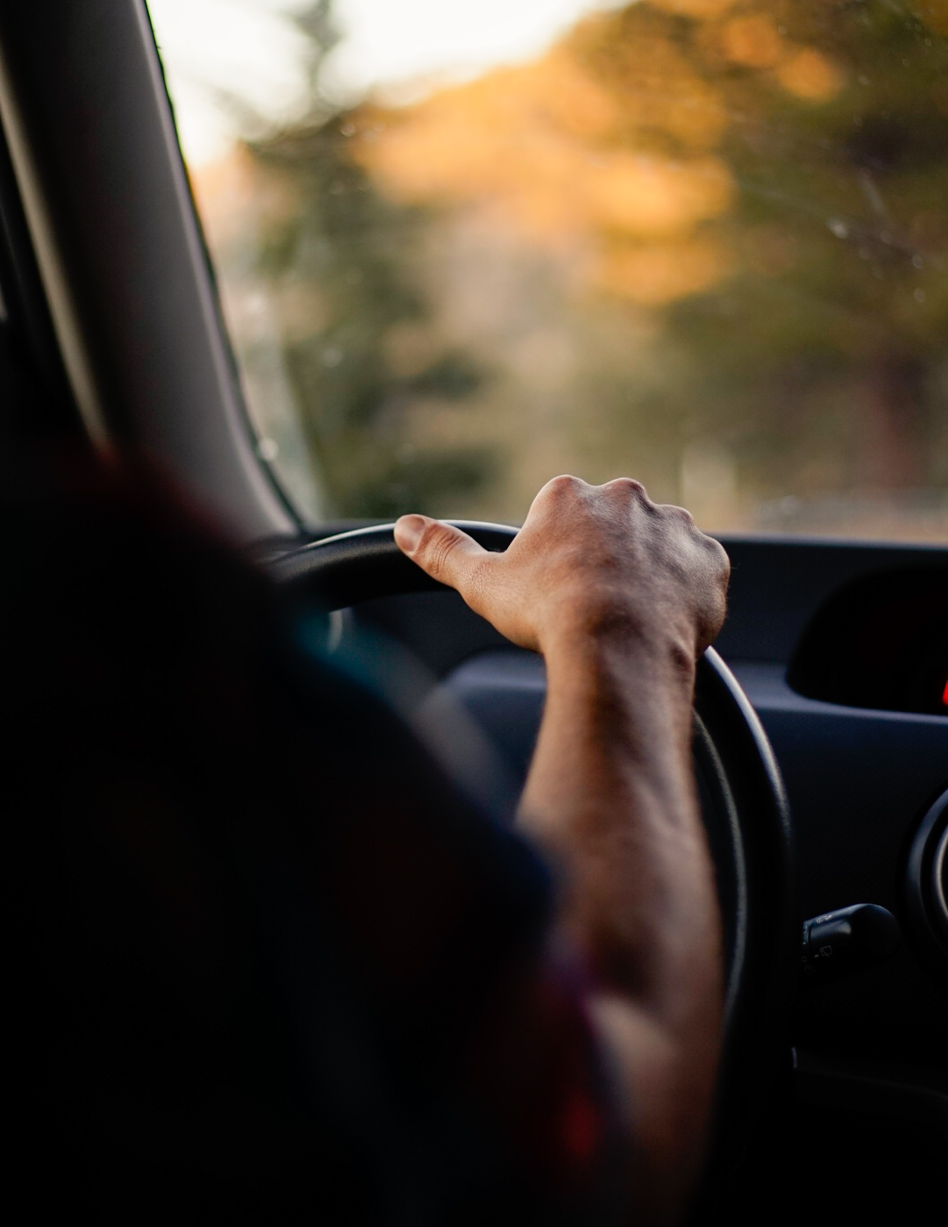 hombre manejando auto electrico vemo plataforma de movilidad