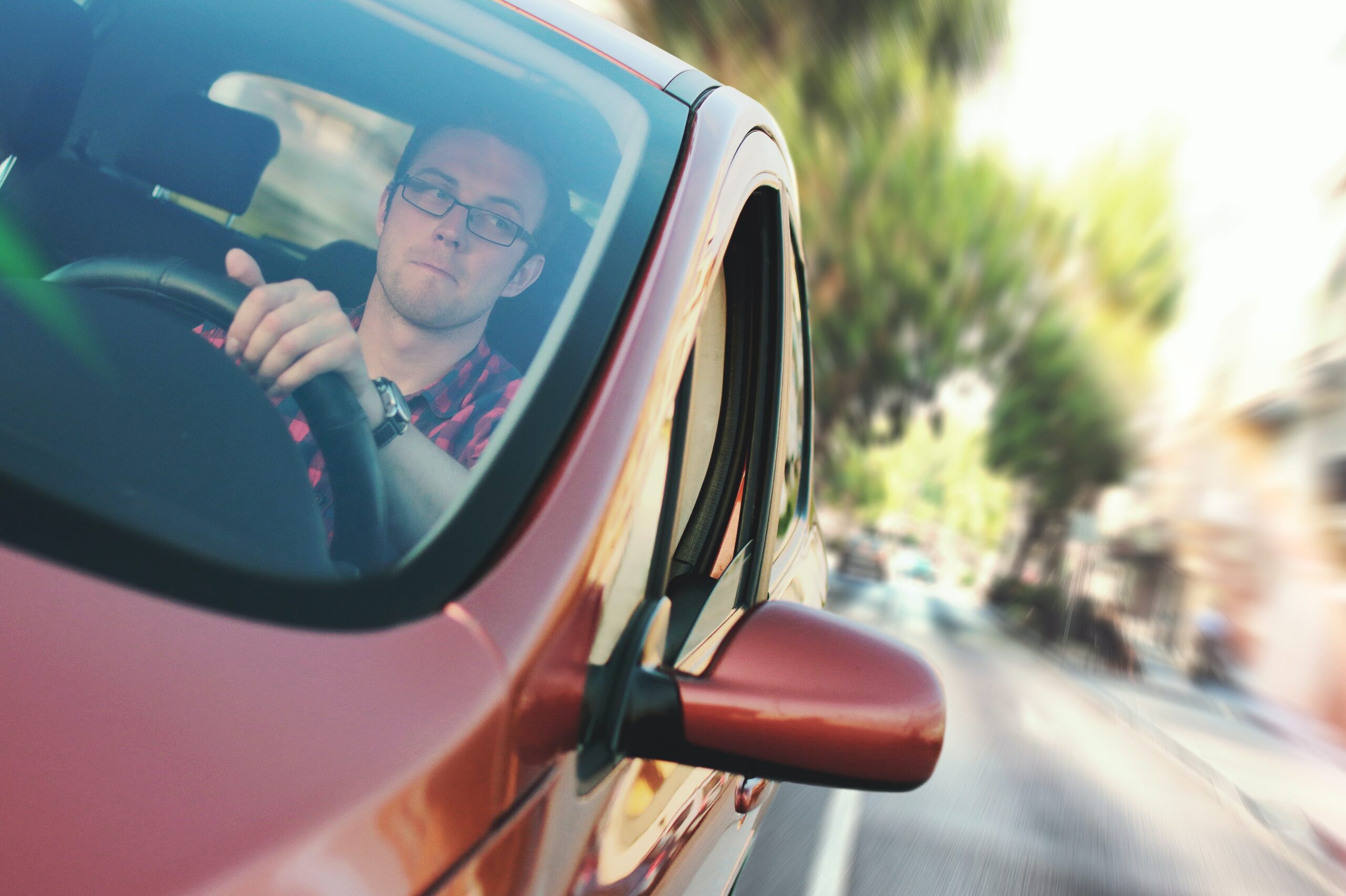 hombre manejando en plataforma de movilidad uber vemo fleets